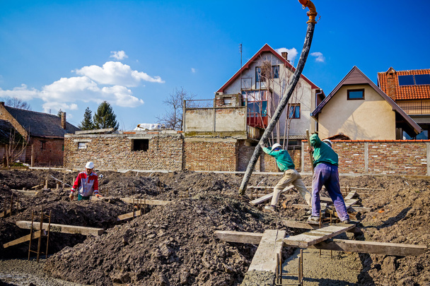 Csapat az építőmunkások dolgoznak a helyezett betonozás - Fotó, kép