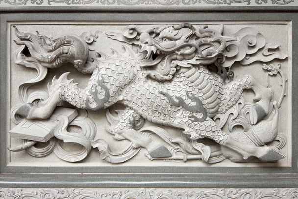 Steinschnitzerei von Qilin auf chinesischer Tempelwand - Foto, Bild