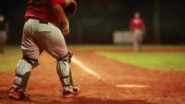 Fänger wirft einen Ball während eines Baseballspiels - Filmmaterial, Video