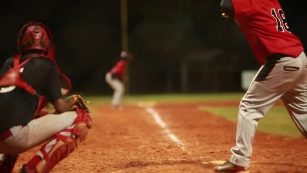 Catcher y bateador durante un partido de béisbol
 - Metraje, vídeo