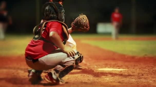Catcher durante el partido de béisbol con bateador en el plato principal
 - Imágenes, Vídeo