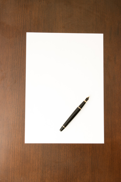 пустая страница и ручка
 - Фото, изображение