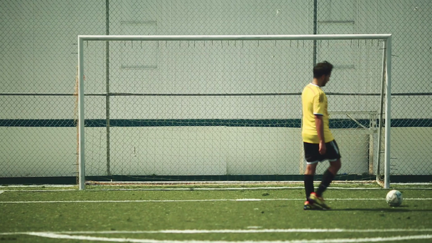 Joueur de football pratiquant le kicking ball au filet
 - Séquence, vidéo