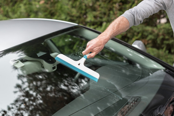 A man cleaning a windshield - Photo, Image