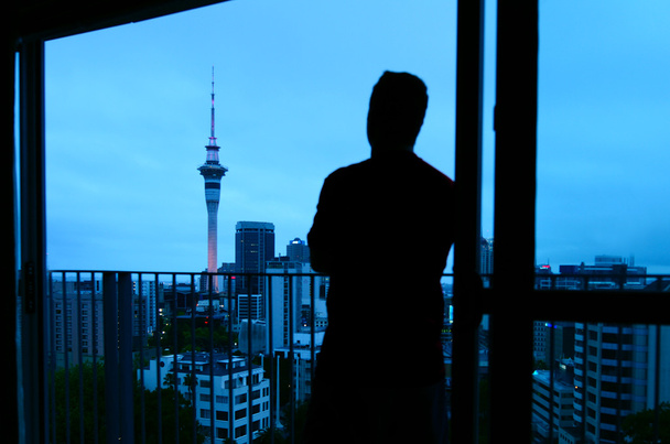 Man kijkt uit raam op Auckland Nieuw-Zeeland - Foto, afbeelding