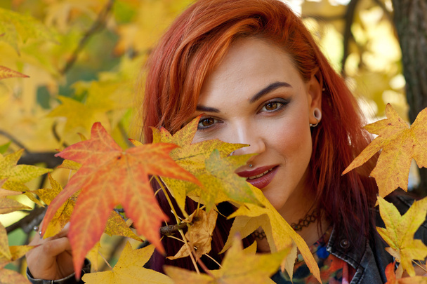 hermosa pelirroja chica en otoño escena
 - Foto, Imagen