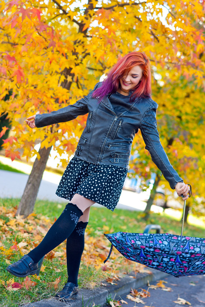 krásná dívka s deštníkem v podzimní scéně - Fotografie, Obrázek