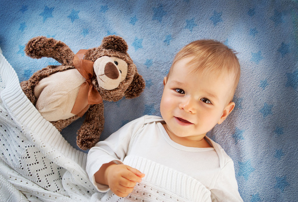 Vuoden ikäinen vauva nallekarhun kanssa - Valokuva, kuva