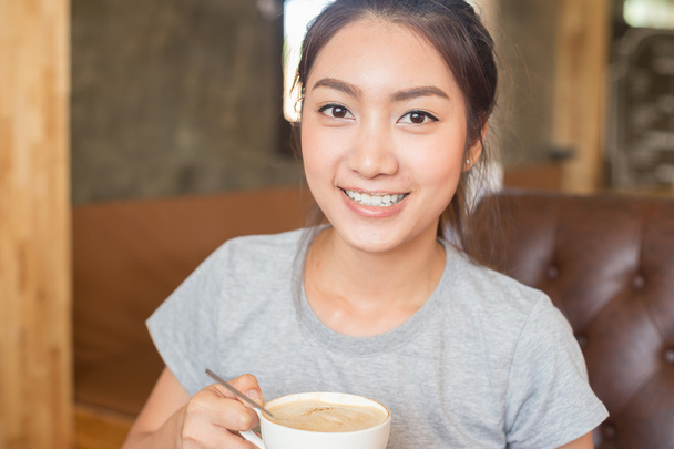 pretty young asian woman drinking coffee in room, soft and selec - Foto, Imagem