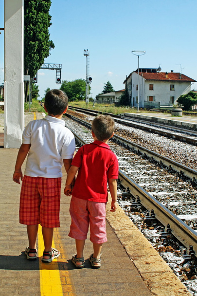 2 人の兄弟、鉄道駅を待っている子供たち - 写真・画像