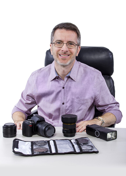 Fotografo professionista che mostra attrezzatura fotografica
 - Foto, immagini