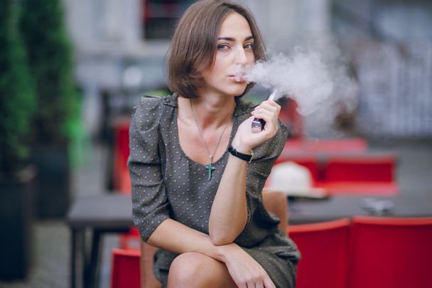 girl with E-cigarette - Foto, afbeelding