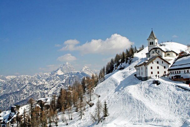 távoli hegyi falu télen - Fotó, kép