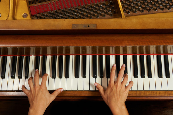 ピアノのクローズ アップのキーボードに手を女性 - 写真・画像