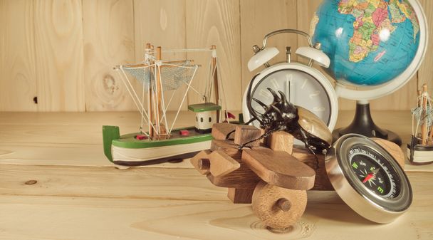 kuva viisi sarvi kovakuoriainen ja puinen taso
   - Valokuva, kuva