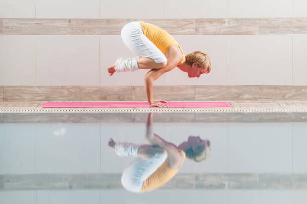 mujer practicando yoga - Foto, Imagen