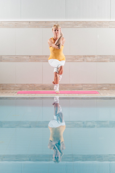 žena cvičí jógu - Fotografie, Obrázek