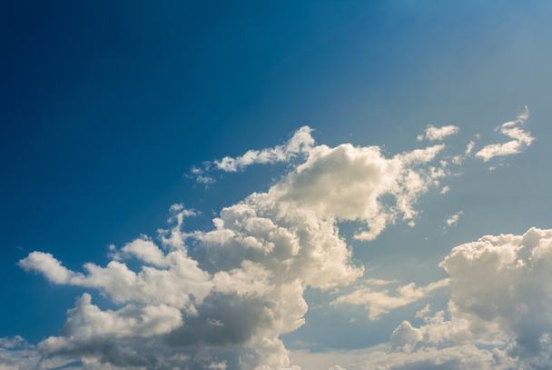 білі кумульські хмари в блакитному небі для фонового використання
. - Фото, зображення