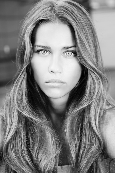Retrato de uma bela mulher adolescente com olhos azuis e longo h
 - Foto, Imagem