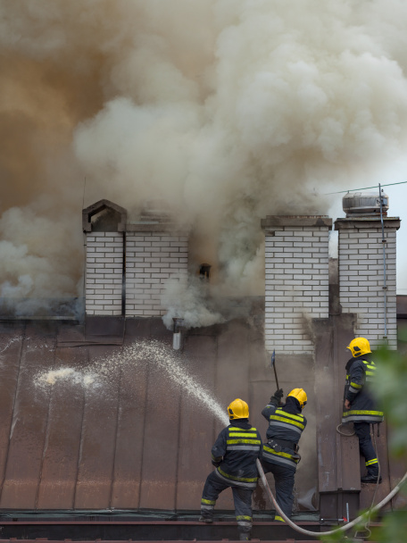 Drei Feuerwehrleute beim Löschen des echten Feuers - Foto, Bild