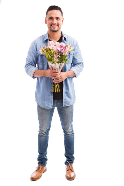 férfi, kezében egy csokor virág - Fotó, kép