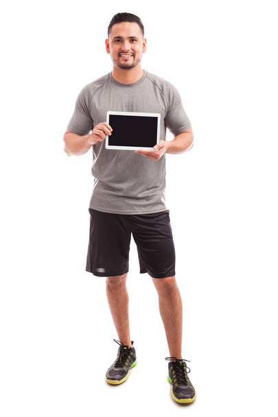 homem mostrando a tela de um tablet
 - Foto, Imagem