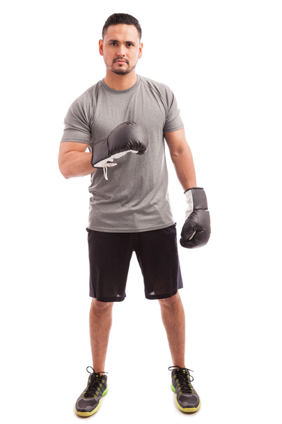 Boxer s rukavice ukazuje svaly - Fotografie, Obrázek