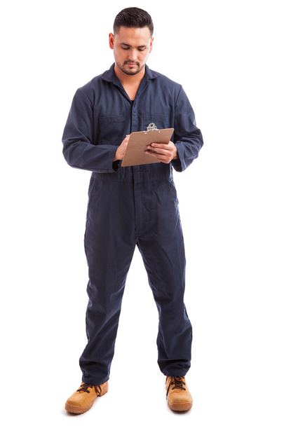 electricista pasando por una lista de verificación de inspección
 - Foto, Imagen