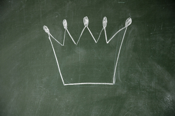 kroon getekend met krijt op blackboard - Foto, afbeelding