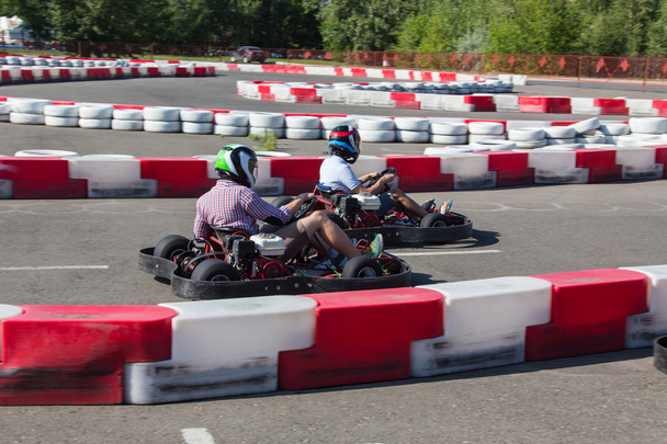 Course de karting intérieur
 - Photo, image
