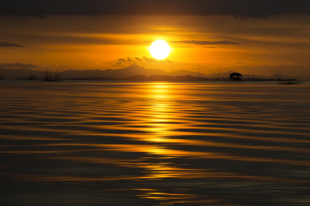 Unfokussierter Sonnenuntergangshimmel am See, Thailand. - Foto, Bild