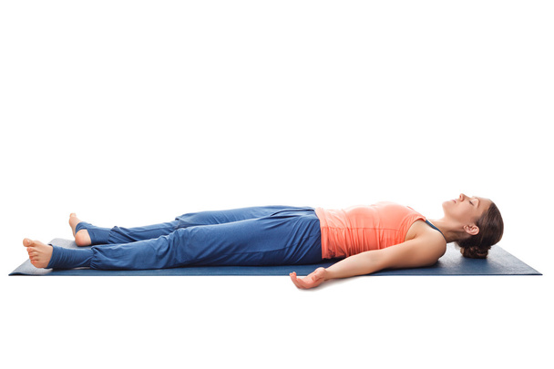 Sporty ajuste yogi menina relaxar no ioga asana Savasana
 - Foto, Imagem