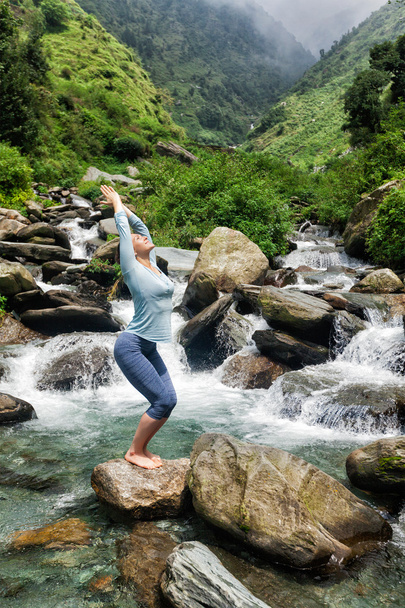 Sorty fit vrouw doen yoga asana Utkatasana - Foto, afbeelding