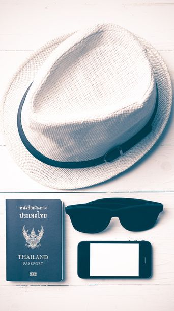 chapéu óculos de sol telefone inteligente e passaporte estilo vintage
 - Foto, Imagem