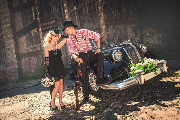 Couple in hats near old-fashioned car - Foto, Bild
