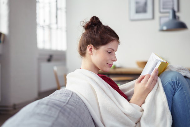 woman relaxing with a book at home - Foto, Imagem