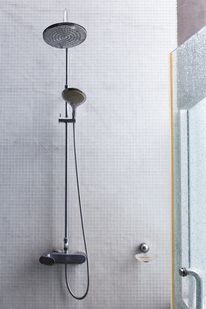 suihku pää kylpyhuoneessa, suunnittelu kodin sisustus ulkona
 - Valokuva, kuva