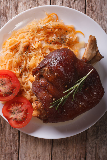 κότσι χοιρινό και λάχανο Μπρεζέ closeup σε ένα πιάτο. κάθετη κορυφή - Φωτογραφία, εικόνα