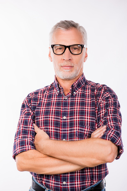 Vertrouwen grijs leeftijd man met bril overschrijding zijn armen - Foto, afbeelding