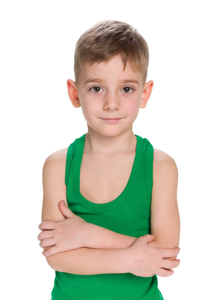 Χαριτωμένο μικρό αγόρι σε ένα πράσινο πουκάμισο - Φωτογραφία, εικόνα