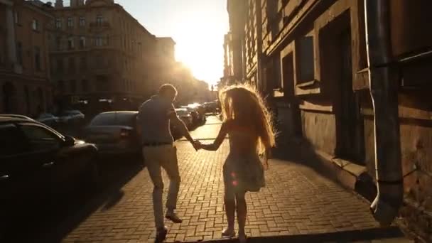 the guy running after a girl in the street - Felvétel, videó