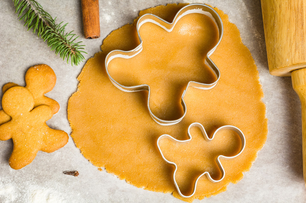 Preparation of gingerbread man cookies - Foto, imagen