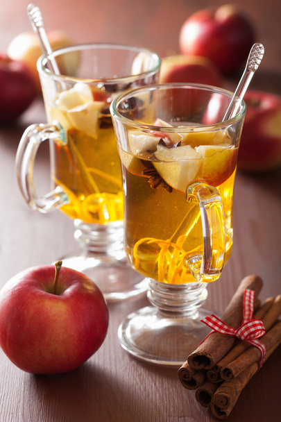glas warme appel cider met oranje en specerijen, winter drinken - Foto, afbeelding