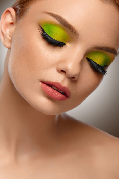 Face Beauty. Fashion Woman With Makeup Portrait. High Quality Im - Foto, afbeelding