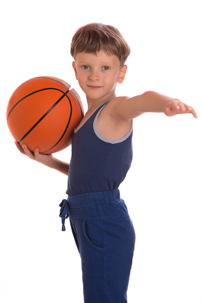 Le garçon tenait une balle de basket d'une main
 - Photo, image