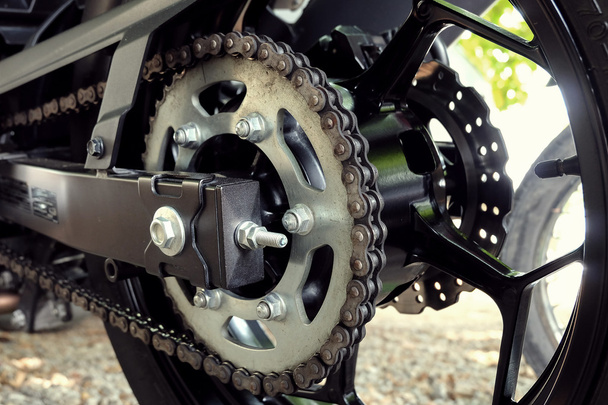 zadní řetězec a ozubeného kola motocyklu - Fotografie, Obrázek