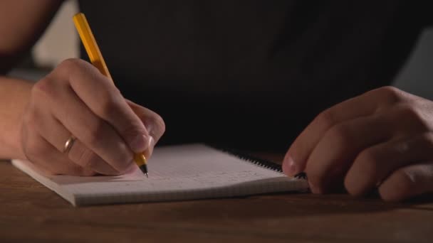 Pisanie ręczne w notatniku - Materiał filmowy, wideo