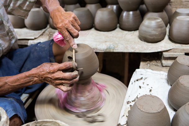 mani sporche che fanno ceramiche in argilla sulla ruota
 - Foto, immagini
