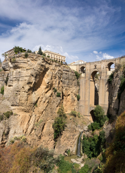 Vista desde la empinada roca hasta el valle de Ronda
 - Foto, Imagen