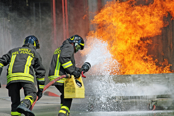 消防士は f の訓練演習中に火災の危険性を消滅 - 写真・画像